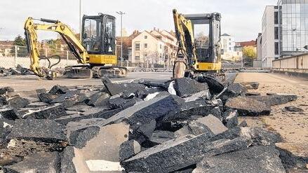 Siligmüllerbrücke: Bagger bereiten den Abriss vor       -  Würzburg (ej)   Wer auf dem Stadtring an der Siligmüllerbrücke vorbeifährt, sieht Bagger, die den Asphalt der Fahrspuren auf dem Bauwerk wegbrechen. Das sind die Vorboten des Abrisses, wie der städtische Baudirektor Jörg Roth bestätigt. Seit 1995 ist die Brücke nun schon wegen Baufälligkeit gesperrt. In den vergangenen Monaten fielen immer wieder Betonbrocken von der maroden Brücke in die aufgespannten Netze, die die Sicherheit der ICE-Strecke garantieren sollen. Doch es werden mehr, betont Roth. Nun reagiert die Stadt: Ist der Asphalt weg, bauen Experten im Dezember ein Sicherungsgerüst unter der Brücke als Schutz für die Züge. Und im März werden dann die drei Felder der Siligmüllerbrücke einzeln abgebrochen. Bis dahin dürfen Fußgänger über das Bauwerk laufen. Im Mai wird es dann keine Brücke mehr geben. Das Bauwerk soll nach dem Willen des Stadtrates wieder entstehen.