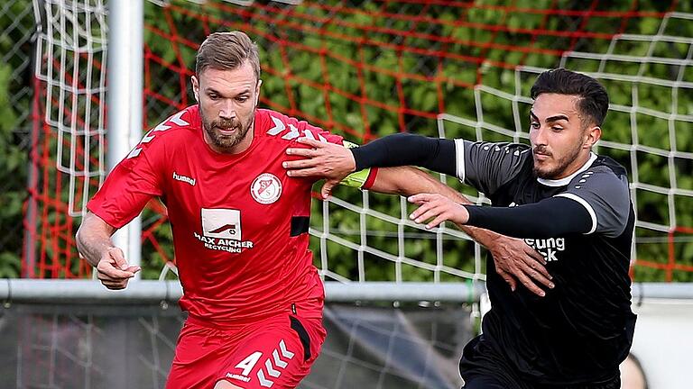 Fußball, Bayernliga, FC Würzburger Kickers U23 - SV Seligenporten       -  Nicht zu halten: Marco Janz vom SV Seligenporten (links) enteilt Würzburgs Onur Ünlücifci.