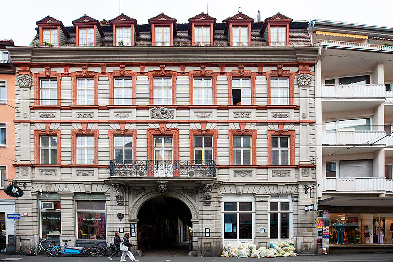 Den Balkon tragen Atlanten: Der Hof zum Heubarn in der Sanderstraße 7