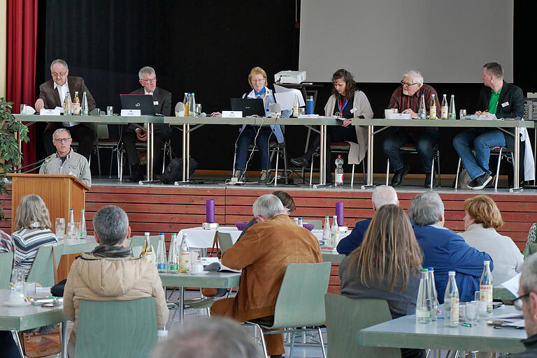 Der geschäftsführende Bildungsreferent Michael Hannawacker (am Rednerpult) stellte die neue Satzung des DJK Diözesanverbands Würzburg zur Aussprache und Abstimmung vor. Der Vorstand auf der Bühne sind (von links) Albrecht Dazer, Vorsitzender Edgar Lang, Karin Müller, Michaela Gahr, Norbert Wendel und der geistliche Beirat Thorsten Kapperer.