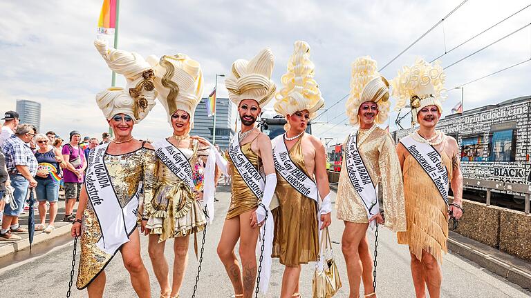 ColognePride – Parade zum Christopher Street Day (CSD) - Die Kostüme beim Kölner CSD sind häufig mindestens so fantasievoll und aufwändig wie beim Karneval. ColognePride – Parade zum Christopher Street Day (CSD) - Die Kostüme beim Kölner CSD sind häufig mindestens so fantasievoll und aufwändig wie beim Karneval.