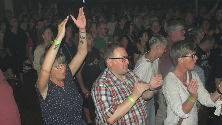 Rund 1000 Besucher kamen zum Konzert der Hooters in die Stadthalle von Bad Neustadt. Rund 1000 Besucher kamen zum Konzert der Hooters in die Stadthalle von Bad Neustadt.