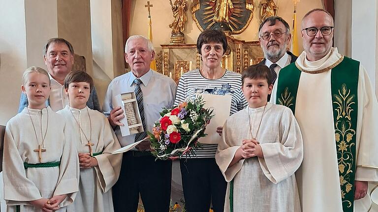 Auf dem Foto (hinten von links): Elmar Kütt (Vorsitzender Kirchenverwaltung), Alois Schneider, Monika Schneider, Wilhelm Karg (Diözesanleiter), Pfarrer Niko Stanek; (vorne von links): Ministrantin Mathilda Reuter, Enkel Marcel und Pascal Schneider.