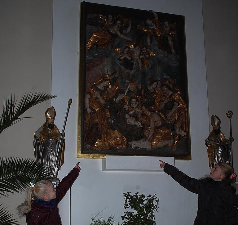 Amelie (links, zehn Jahre) und Sophia (zwölf Jahre) freuen sich auf Weihnachten. Das Weihnachtsgeschehen erzählt der Seitenaltar in der Oberndorfer Herz-Mariä-Kirche.&nbsp;