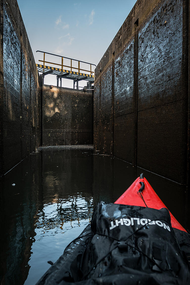 Gleich öffnet sich das Tor der Schleuse: Die Betonbauwerke wurden eigens für Sportboote errichtet.