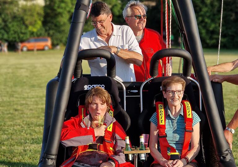 Sekunden vor dem Start: Marika Schneider (vorne links) und ihre Mutter Hannelore (vorne rechts) warten gespannt auf das Abheben des neuartigen Panorama-Ballonkorbs. Dahinter stehen Marika Schneiders Vater Ralf (links) und der Bad Königshöfer Ballonfahrer Georg Leupold, der der 40-jährigen mit der Luftfahrt einen langgehegten Wunsch erfüllen konnte. Sekunden vor dem Start: Marika Schneider (vorne links) und ihre Mutter Hannelore (vorne rechts) warten gespannt auf das Abheben des neuartigen Panorama-Ballonkorbs. Dahinter stehen Marika Schneiders Vater Ralf (links) und der Bad Königshöfer Ballonfahrer Georg Leupold, der der 40-jährigen mit der Luftfahrt einen langgehegten Wunsch erfüllen konnte.