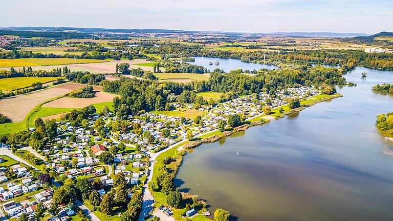 Auf rund 9,5 Hektar gibt es auf dem Sander Campingplatz 429 Parzellen für Dauercamper.