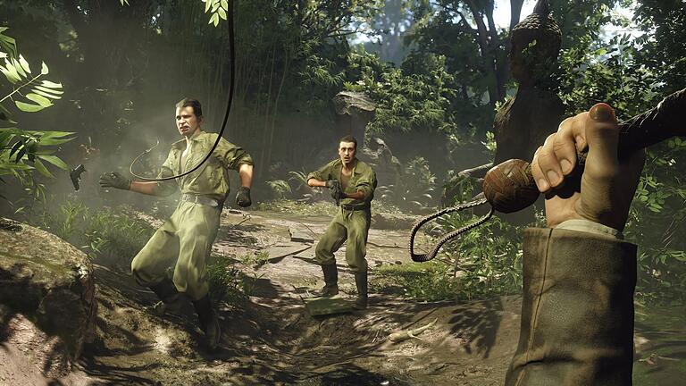 Screenshot vom Spiel &bdquo;Indiana Jones und der Große Kreis&rdquo;       -  In &bdquo;Indiana Jones und der Große Kreis&rdquo; steuern Spielende Indiana Jones meist aus der Ego-Perspektive. Dabei lösen sie Rätsel, klettern umher oder schwingen mit der klassischen Peitsche.