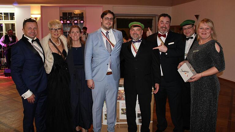 Rauschende Ballnacht (von links): André Trojanski, Andrea Behr, Judith Roth-Jörg, Alexander Zwurtschek, Stefan Lenger, Frank Bußmann, Simon Kuttenkeuler und Michéle Buchhorn