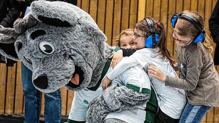 Kinder spielten am Rande des Charity-Day mit dem Wölfe-Maskottchen Lupo. Kinder spielten am Rande des Charity-Day mit dem Wölfe-Maskottchen Lupo.