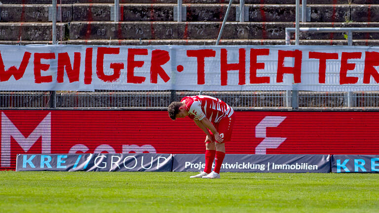 Weniger Theater! Der Wunsch der Fans an die Würzburger Kickers. Ob Patrick Sontheimer (vorne) in der kommenden Saison noch das Rothosen-Trikot trägt, ist fraglich.