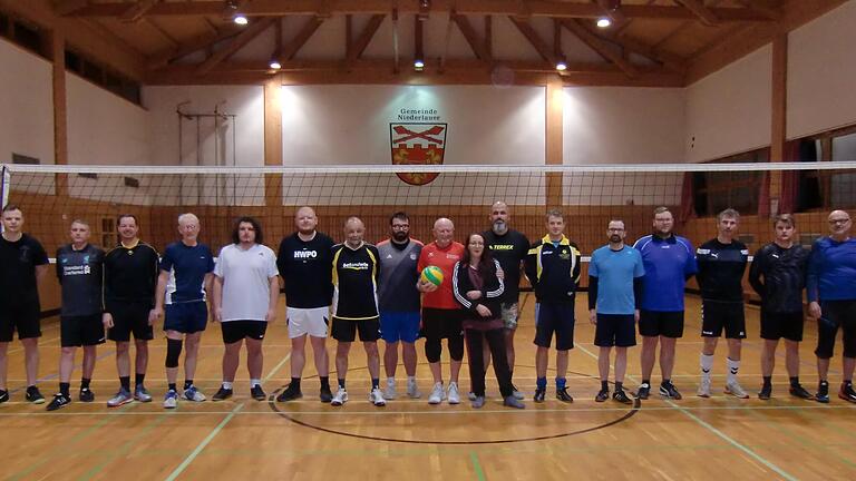Im Bild: Benjamin Trost, Thomas Schmitt, Michael Hahn, Josef Lippert, Nicklas Gensch, Maximilian Trost, Elmar Schlereth (Vorstand), Dominik Gensch, Erwin Voll, Barbara Schröder, Christian Balling, Daniel Schmitt, Matthias Jahn, Florian Borst, Alexander Gensch, Felix Nöth, Gerald Heuering.