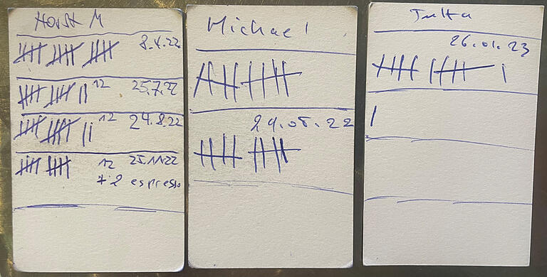 Noch ganz analog notiert sich Abdel Zellat auf die Rückseite von seinen Visitenkarten, wie viel seine Kunden vom angezahlten Betrag schon verbraucht haben. Noch ganz analog notiert sich Abdel Zellat auf die Rückseite von seinen Visitenkarten, wie viel seine Kunden vom angezahlten Betrag schon verbraucht haben.