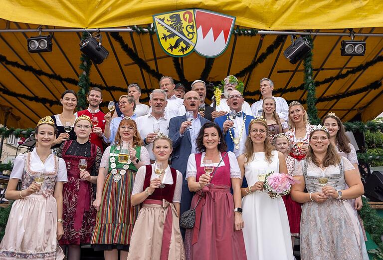 Insbesondere in Wahlkampfzeiten ein Muss: Auch die Politiprominenz stattet dem Zeiler Weinfest einen Besuch ab, seien es die Bundestagsabgeordneten Sabine Dittmar und Dorothee Bär oder die Landtagsabgeordneten Steffen Vogel und Paul Knoblach.