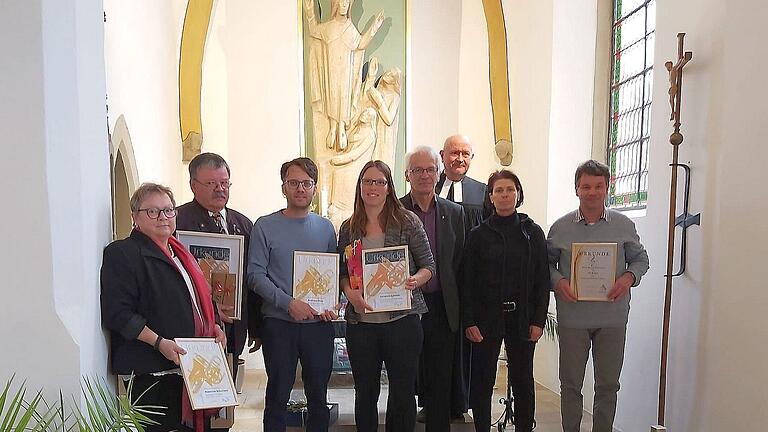 Das Bild zeigt (von links): Rosi Schumann, Gerhard Scherer, Andreas Hiller, Christina Eyßelein, Günther Ernst, Pfr. Matthias Subatzus, Marianne Schmidt und Roland Rabenstein.