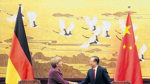 In der Großen Halle des Volkes in Peking: Bundeskanzlerin Angela Merkel und der chinesische Ministerpräsident Wen Jiabao reichen sich die Hände.