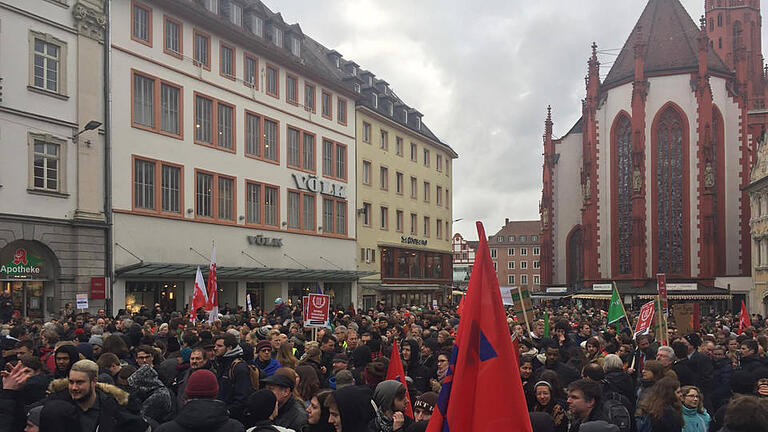 Gegendemo auf dem Würzburger Marktplatz Gegendemo auf dem Würzburger Marktplatz
