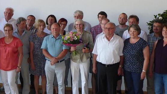 Geehrt beim Badmintonclub Kirchheim: (von links) Kathrin Kreißl-Haaf, Sonja Kreißl-Kemmer, Peter Roß (vorne), Peter Bucher (hinten), Helmut Wild, Jutta Friedrich, Klaus Bucher, Fritz Götzelmann, Hans-Jürgen Höfer, Gertraud Götzelmann, Carola Fleischmann, Ottmar Reinhard, Brigitte Höfer, Josef Kreißl, Marliese Bucher, Florian Adler, Stefan Plattner, Georg Dürr, Michael Ziegler, Alfred Grötsch, Maria Kreißl, Jürgen Renner, Andrea Firmbach,  Heiko Dürr, Arno Roß. Es fehlen Werner Brandl, Sabine Herdt, Holger Mache, Holger Lautz, Volker Kunzelmann, Jürgen Gürz, Christof Kern, Thomas Götzelmann, Thomas Münzel und Ingrid Reinhard.