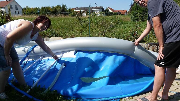 Bei Familie Pilip in Niederlauer, links Martina, rechts Richard Pilip, hat ein Unbekannter Ende August 2016 den Pool im Garten aufgeschlitzt. Der Sommerspaß für sie und ihre drei Söhne war damit vorbei.