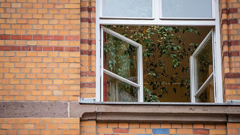 Fenster auf, Aerosole raus, heißt es in Büros, Amtsstuben oder Sitzungssälen. Wo es nicht ausreichend Fenster gibt, muss technisches Gerät zur Luftreinhaltung angeschafft werden.