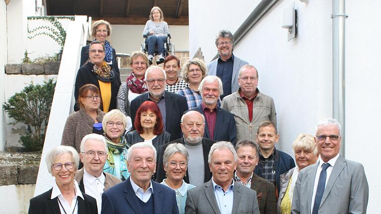 Ehrungen beim Kreisverband Schweinfurt-Land des BLLV: Das Bild zeigt die Jubilare zusammen dem BLLV- Kreisvorsitzenden Walter Schäffer (vorne rechts).