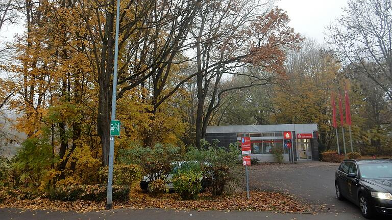 Die Baumgruppe direkt an der Zufahrt der Sparkassenfiliale Am Gottesberg soll erhalten bleiben. Im anschließenden Bereich soll für Parkplätze und die Zufahrt abgeholzt werden. Der Bauausschuss genehmigte nach heftiger Debatte am Donnerstag den Bauantrag.&nbsp;