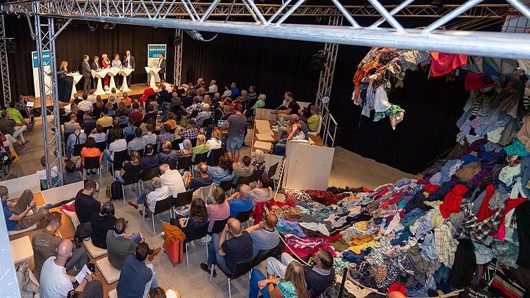 Gut besucht: Blick in den Veranstaltungsraum der Wahlarena in der Theaterhalle am Dom in Würzburg.