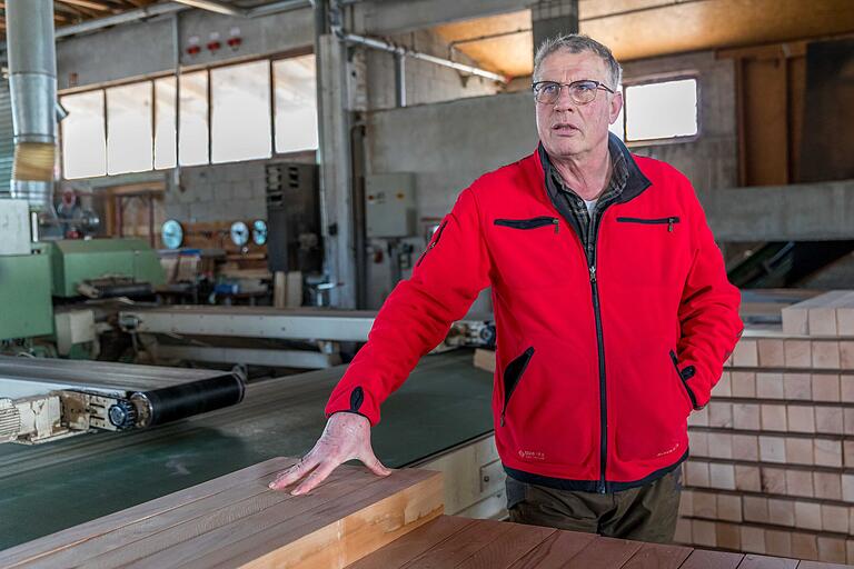Hat für sein Holz aus mainfränkischen Wäldern auch Kunden in den USA und China: Geschäftsführer Hans Kess in seinem Sägewerk in Untererthal.