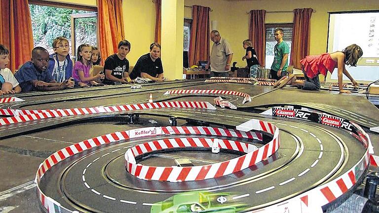 Beim Missio-Camp: Carrera-Runden für einen guten Zweck       -  (me)   Was hat eine Carrera-Auto-Rennbahn beim Missio-Camp in Haselbach zu suchen? Die Antwort ist einfach: Es geht darum Runden zu drehen für  einen guten Zweck bei einem 24-Stunden-Rennen auf der Carrera-Bahn des CVJM Wahlbach. Wieviel  Geld eingefahren wurde, entscheidet sich allerdings erst am letzten  Missio-Camp Abend, wenn sich für jede Runde ein Sponsor gefunden hat. Die Mitarbeiter des CVJM Wahlbach haben schon zweimal ein solches 24-Stunden-Rennen auf der Carrera-Bahn veranstaltet. Unter der Leitung  von Jan Reichenau baute das Team im Missio-Camp eine Strecke von cirka  37 Meter auf. Das 24-Stunden-Rennen gewann das Jugendcamp mit 2954 Runden, gefolgt  vom Teenie-Camp mit 2909 Runden und dem Familien-Camp mit 2276 Runden.  Die Carrera-Rennbahn-Profis vom CVJM Wahlbach legten außer Konkurrenz 4212 Runden  zurück. An diesem Donnerstag gibt es als besonderes Highlight die Versteigerung eines Carrera &bdquo;Audi A4 Sport&ldquo; mit Missio Camp Lackierung. Der Höchstbietende wird am letzten Abend des Missio Camps das Auto mit nach Hause nehmen.