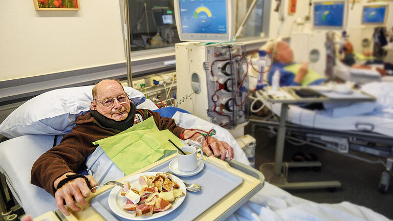 V       -  Gerhard Ring bei der Dialyse in Würzburg. Dreimal in der Woche muss sich der 60-Jährige dieser sechsstündigen Prozedur unterziehen.