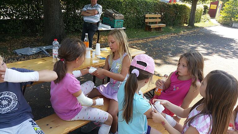 Ein Tag mit dem Roten Kreuz verbrachten die Kinder beim Ferienprogramm,