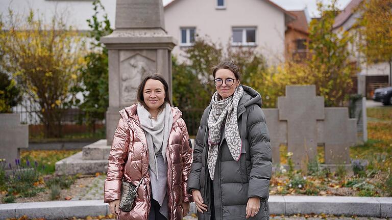Die beiden Gemeinderätinnen Nina Köberich (Grüne, links) und Barbara Ullrich (CSU) haben gemeinsam die Neubepflanzung des Kriegerdenkmals in ihrem Heimatort Westheim initiiert. Die beiden Gemeinderätinnen Nina Köberich (Grüne, links) und Barbara Ullrich (CSU) haben gemeinsam die Neubepflanzung des Kriegerdenkmals in ihrem Heimatort Westheim initiiert.