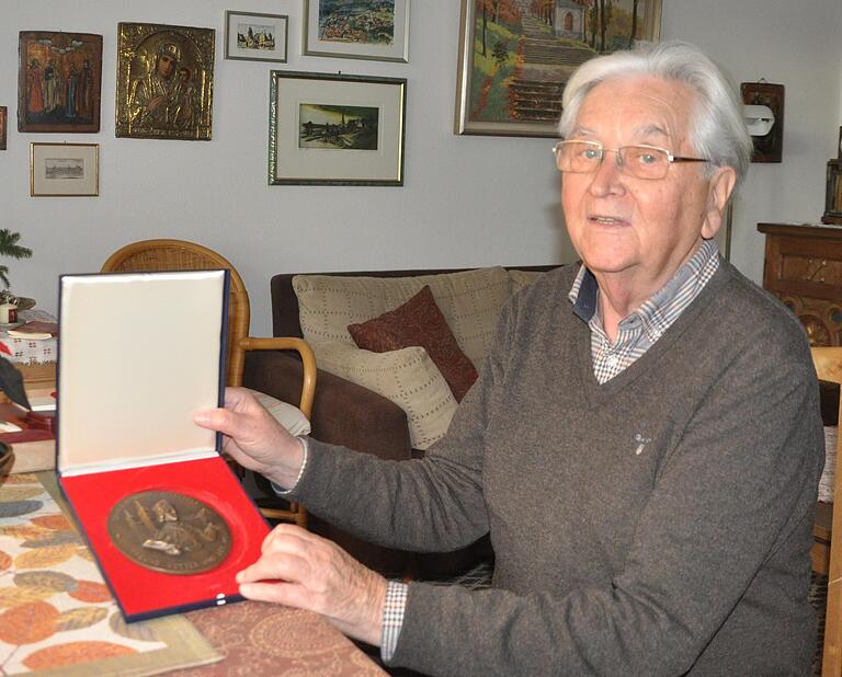 Viele Ehrungen hat Martin Netter für sein Engagement für die Kirche in der Diözese Würzburg erhalten, so auch die Sankt-Bruno-Medaille.