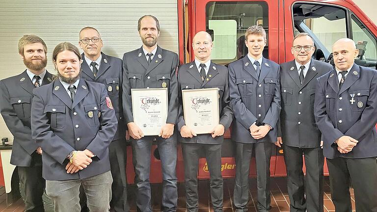 Ehrungen und Neuwahlen standen bei der Freiwilligen Feuerwehr Roth a. d. Saale an: (von links) Philipp Schmitt, Sven-Lukas Fechler (beide Gerätewarte), 1. Kommandant und Schriftführer Timo Hildmann, Daniel Schmitt (25 Jahre), Armin Benkert (40 Jah...       -  Ehrungen und Neuwahlen standen bei der Freiwilligen Feuerwehr Roth a. d. Saale an: (von links) Philipp Schmitt, Sven-Lukas Fechler (beide Gerätewarte), 1. Kommandant und Schriftführer Timo Hildmann, Daniel Schmitt (25 Jahre), Armin Benkert (40 Jahre), Jugendwart Paul Hochmuth, Andreas Witke (Kassier), 1. Vorsitzender Robert Koch. Auf dem Bild fehlen 2. Vorsitzender Michael Wirsing und Vertrauensmann Rainer Wehner.