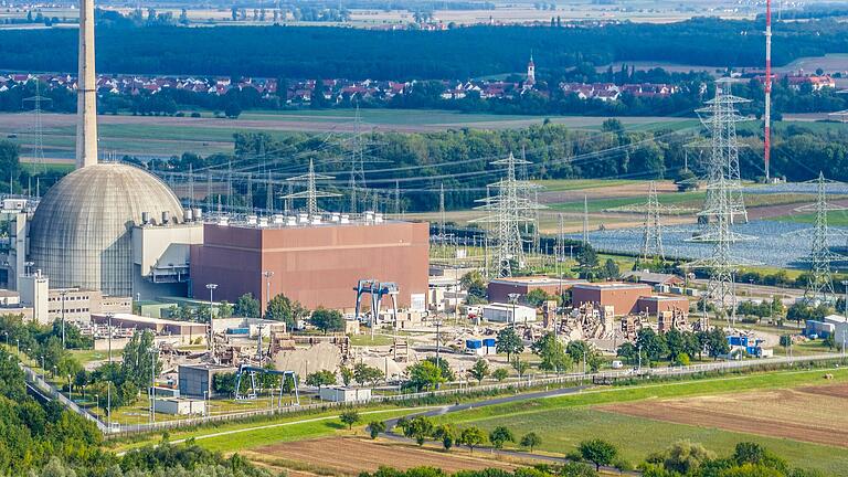 Das Kernkraftwerk Grafenrheinfeld, drei Tage nach der Sprengung der Kühltürme.