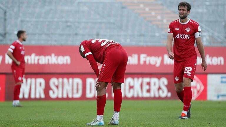 Frustrierte Kickers-Spieler (von links): Dominik Meisel, Benyas Junge-Abiol und Daniel Hägele nach dem 1:1 gegen Aubstadt.