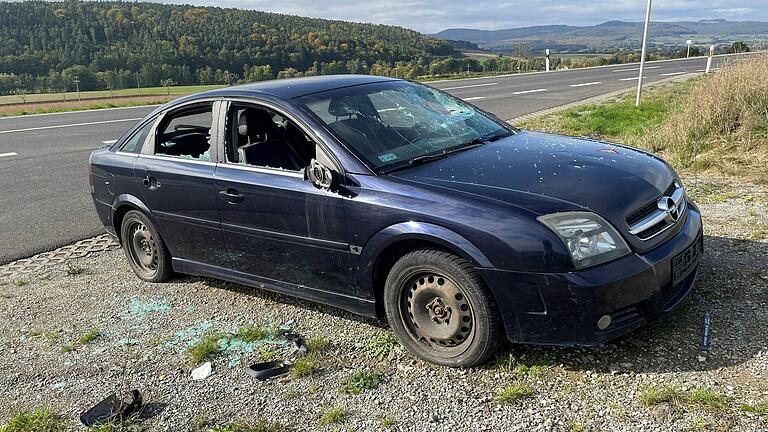 Zwischen Nordheim und Ostheim steht seit über zwei Monaten ein dunkelblauer Opel. Mittlerweile wurde das Auto auch schon demoliert.