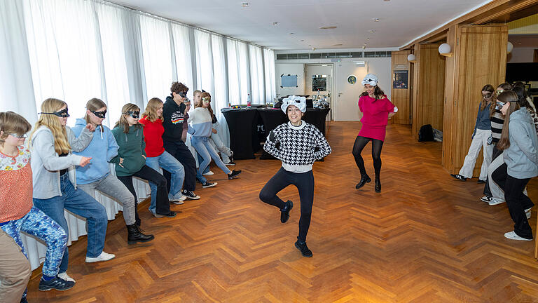 Oper in der Schule       -  04.11.2024, Oper in der Schule.

Bild: Silvia Aurea De Stefano übt mit den Schülern die charakteristischen Bewegungen verschiedener Figuren, um deren Ausdruck und Persönlichkeit zu verdeutlichen.