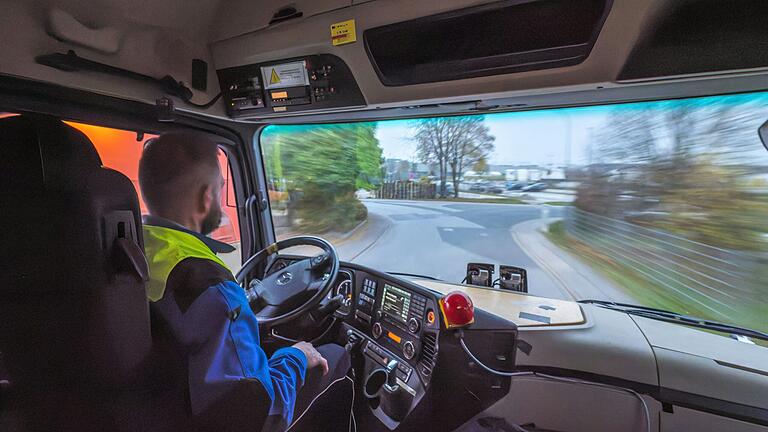 Sieht nicht nur aus wie ein gewöhnlicher Lkw: der teils teleoperativ, teils vollständig autonom fahrende Lkw von Geis in Bad Neustadt. Sieht nicht nur aus wie ein gewöhnlicher Lkw: der teils teleoperativ, teils vollständig autonom fahrende Lkw von Geis in Bad Neustadt.