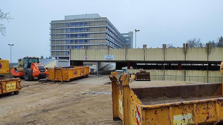 Der Abriss des Parkhauses am Leopoldina-Krankenhaus hat begonnen. Der Abriss des Parkhauses am Leopoldina-Krankenhaus hat begonnen.