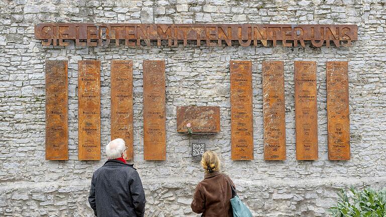 Die Installation „Sie lebten mitten unter uns“ an der Stadtmauer im Châteaudun-Park (Innenseite) Die Installation „Sie lebten mitten unter uns“ an der Stadtmauer im Châteaudun-Park (Innenseite)