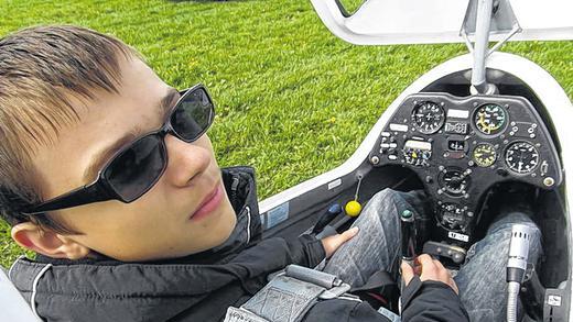 Landung auf Platz drei: der Schweinfurter Jens Elflein überzeugt die Jury beim Fränkischen Vergleichssegelfliegen 2013 mit einem fast perfekten Flug. Landung auf Platz drei: der Schweinfurter Jens Elflein überzeugt die Jury beim Fränkischen Vergleichssegelfliegen 2013 mit einem fast perfekten Flug.