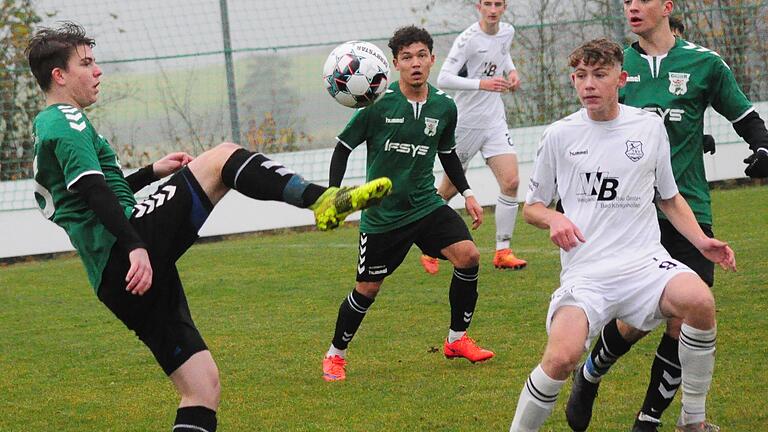 Artistische Einlage von Paul Först (links), dessen Team, der TSV Großbardorf, das Derby im Pokal gegen den TSV Aubstadt mit 4:2 gewann.