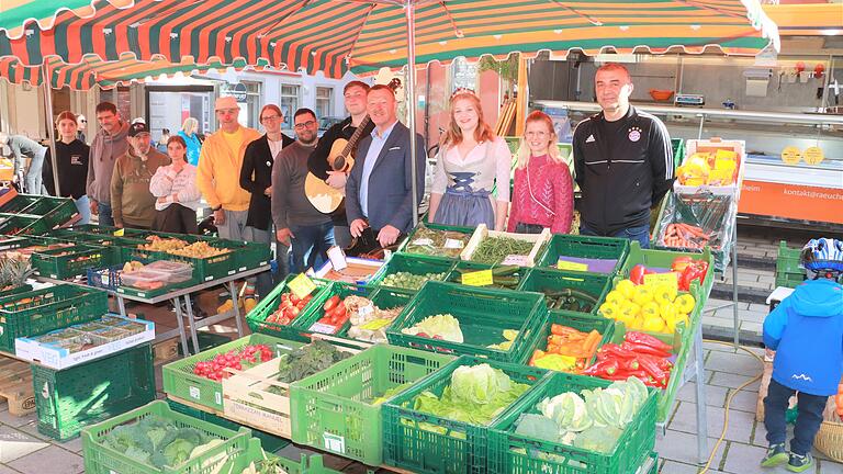 Bürgermeister Peter Juks, Zuckerfee Luisa Zips und Tourist-Chefin Katharina Felton präsentieren sich mit den Händlerinnen und Händlern zum samstäglichen Wochenmarkt.