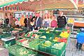 Bürgermeister Peter Juks, Zuckerfee Luisa Zips und Tourist-Chefin Katharina Felton präsentieren sich mit den Händlerinnen und Händlern zum samstäglichen Wochenmarkt.