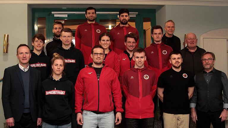 Die Vertreter der erfolgreichen Mannschaften und herausragende Einzelsportler im Seniorenbereich mit Eltmanns Bürgermeister Michael Ziegler (links) und Drittem Bürgermeister Peter Klein (rechts). Die Vertreter der erfolgreichen Mannschaften und herausragende Einzelsportler im Seniorenbereich mit Eltmanns Bürgermeister Michael Ziegler (links) und Drittem Bürgermeister Peter Klein (rechts).