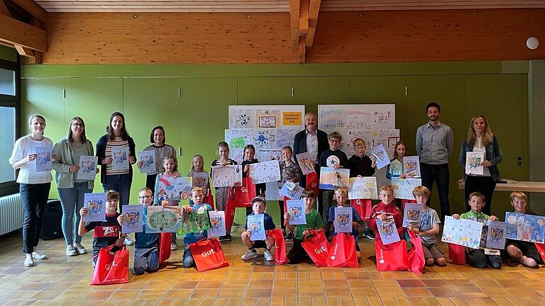 Die Siegerinnen und Sieger der Grundschule Assamstadt mit Vertretern der Sparkasse Tauberfranken: 19 Ortspreise gingen nach Assamstadt. Die Siegerinnen und Sieger der Grundschule Assamstadt mit Vertretern der Sparkasse Tauberfranken: 19 Ortspreise gingen nach Assamstadt.