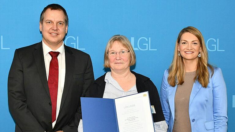 &nbsp;Bayerns Gesundheitsministerin Judith Gerlach, Dr. med. Monika Freiwald-Tries und LGL-Präsident Prof. Dr. Christian Weidner (von rechts).