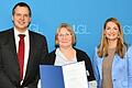 &nbsp;Bayerns Gesundheitsministerin Judith Gerlach, Dr. med. Monika Freiwald-Tries und LGL-Präsident Prof. Dr. Christian Weidner (von rechts).