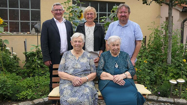 Barbara Ruß (links) aus Sand feierte ihren 90. Geburtstag. Dazu gratulierten ihre Schwester Anita Friedl (rechts), die extra dafür aus Wuppertal anreiste sowie (hinten von links) Bürgermeister Jörg Kümmel, die stellvertretende Landrätin Birgit Bayer und Pfarrer Michael Erhardt. Barbara Ruß (links) aus Sand feierte ihren 90. Geburtstag. Dazu gratulierten ihre Schwester Anita Friedl (rechts), die extra dafür aus Wuppertal anreiste sowie (hinten von links) Bürgermeister Jörg Kümmel, die stellvertretende Landrätin Birgit Bayer und Pfarrer Michael Erhardt.